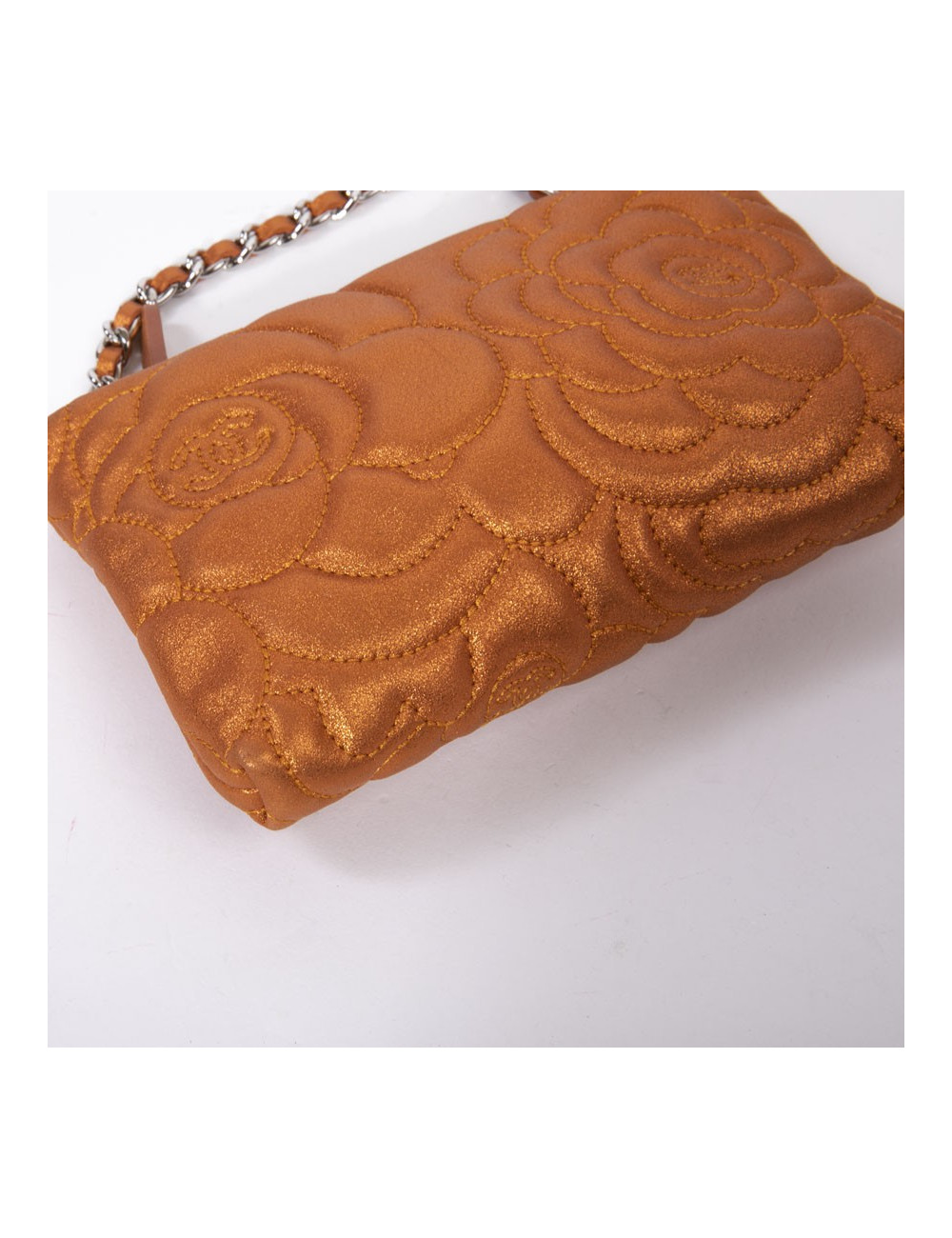 Pochette CHANEL cuir de veau velours irisé brodé camélias orange cuivré