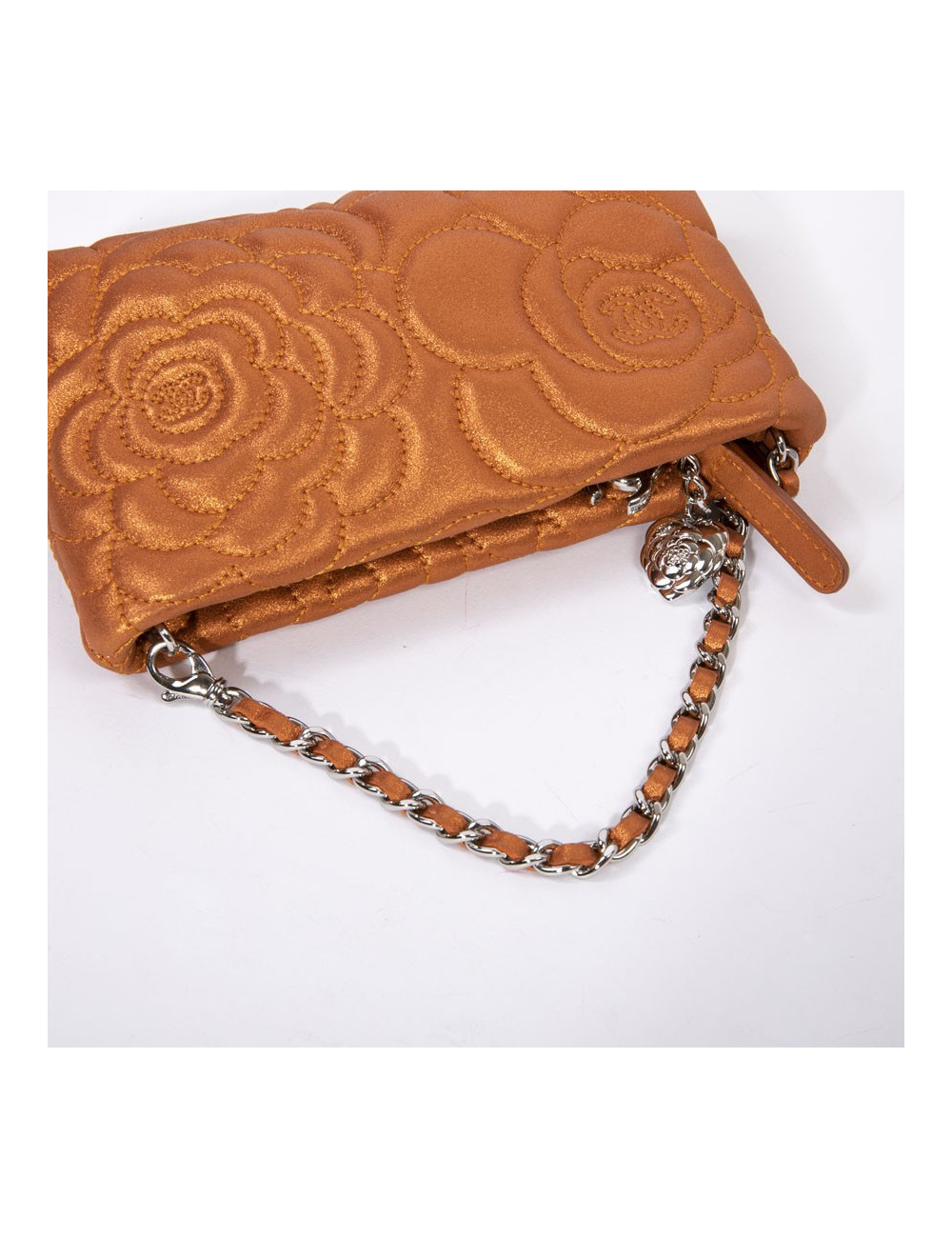 Pochette CHANEL cuir de veau velours irisé brodé camélias orange cuivré