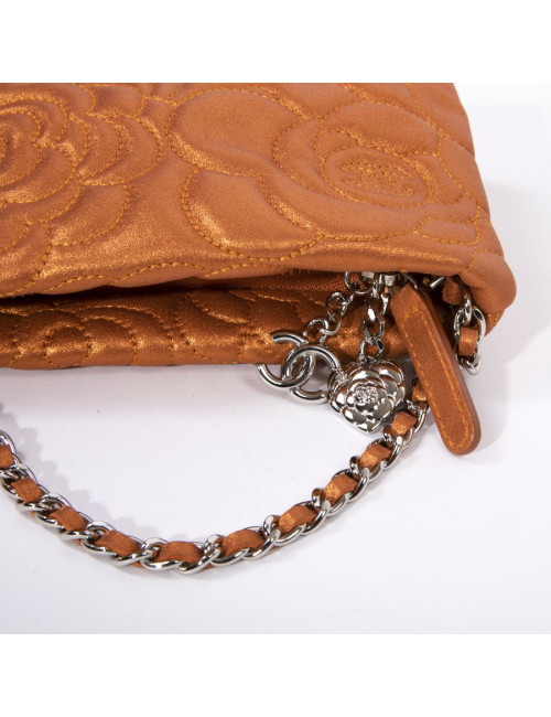 Pochette CHANEL cuir de veau velours irisé brodé camélias orange cuivré