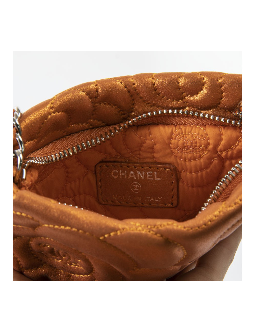 Pochette CHANEL cuir de veau velours irisé brodé camélias orange cuivré
