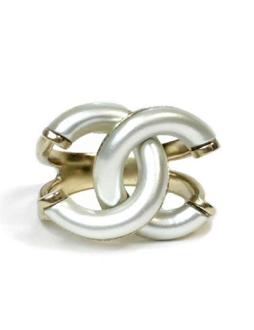Bague T CHANEL"CC " dorée et émaillée argent