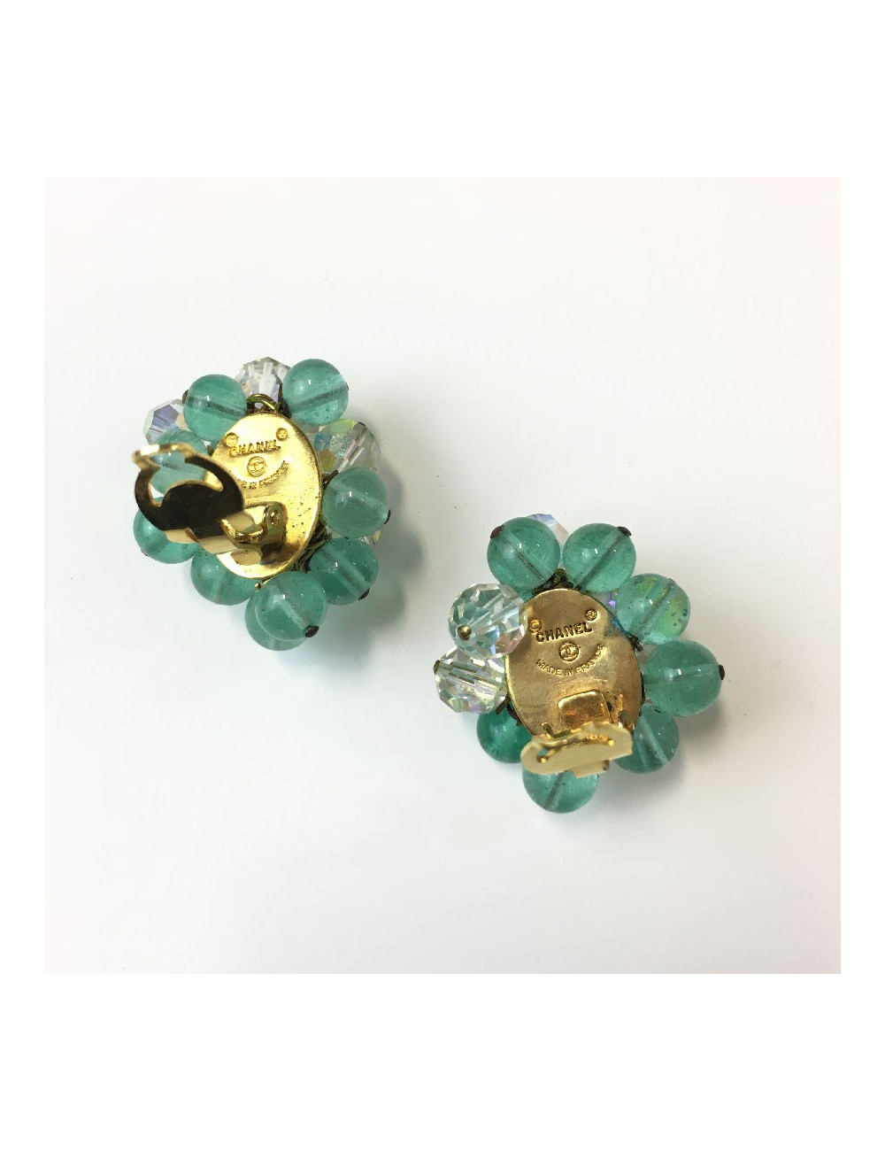 Boucles d'oreille CHANEL vintage perles pâte de verre vert d'eau