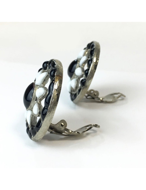 Boucles d'oreille CHANEL vintage pâte de verre noire et blanche