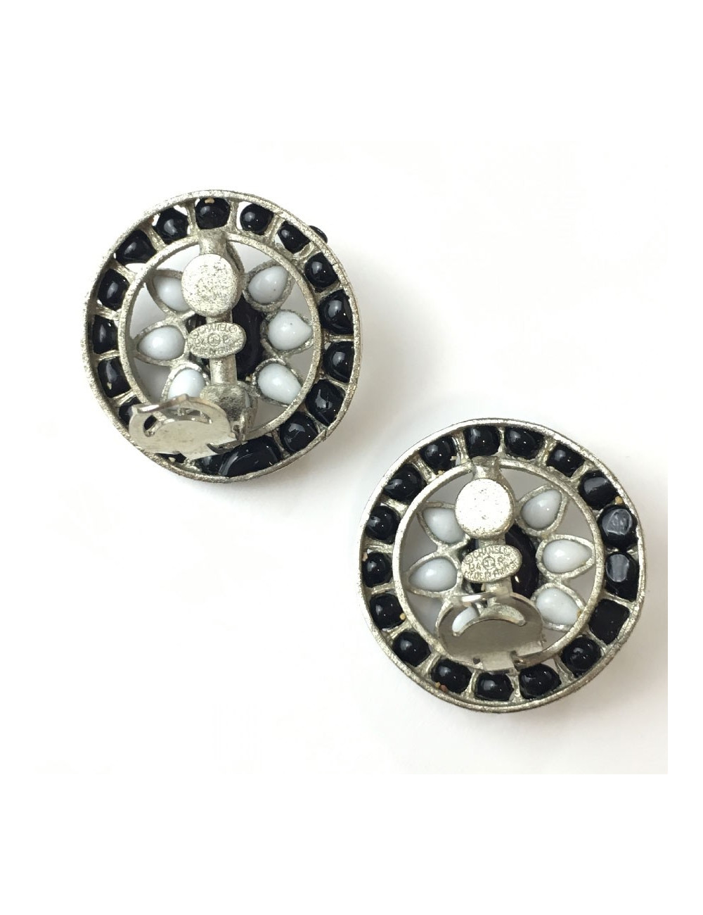 Boucles d'oreille CHANEL vintage pâte de verre noire et blanche