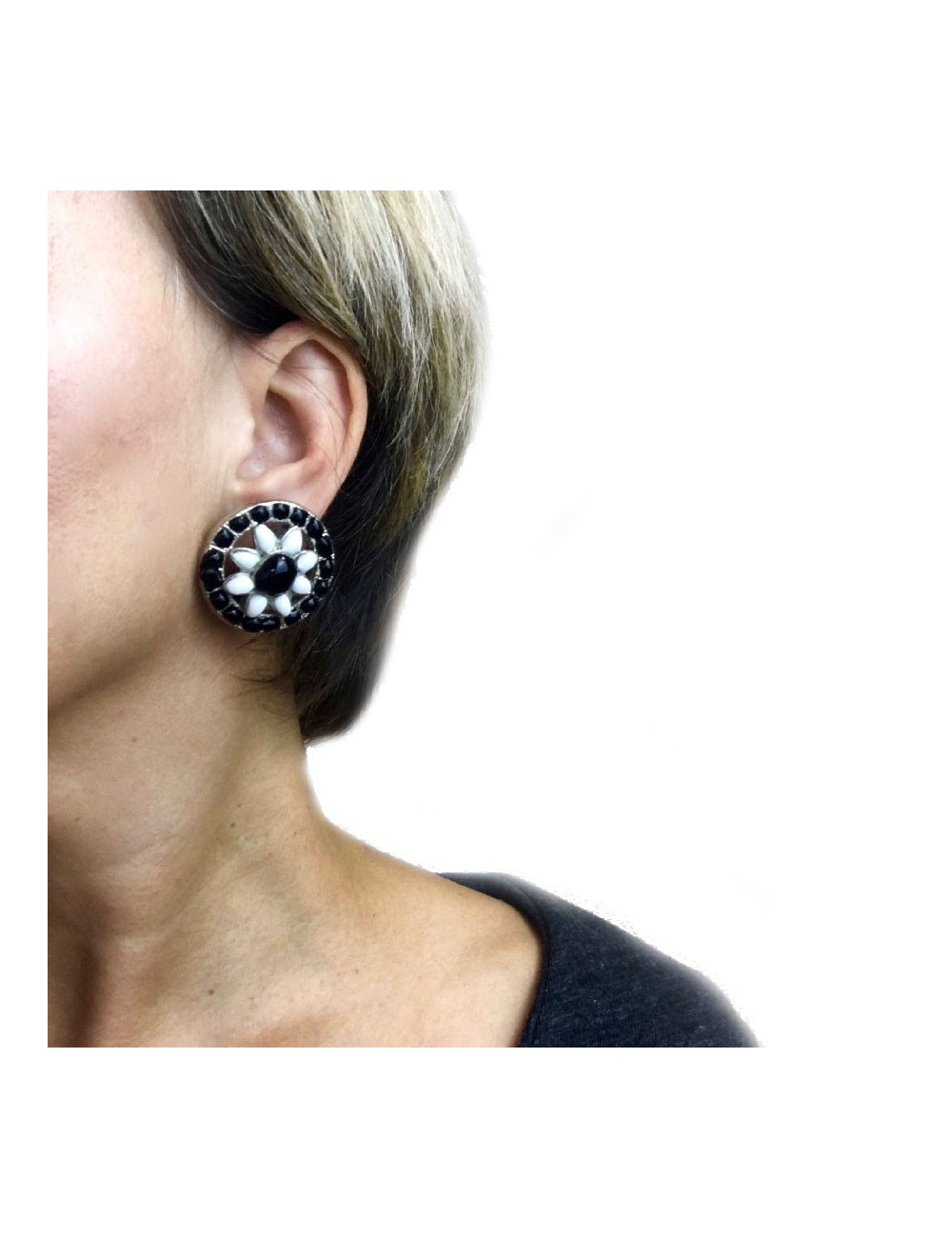 Boucles d'oreille CHANEL vintage pâte de verre noire et blanche