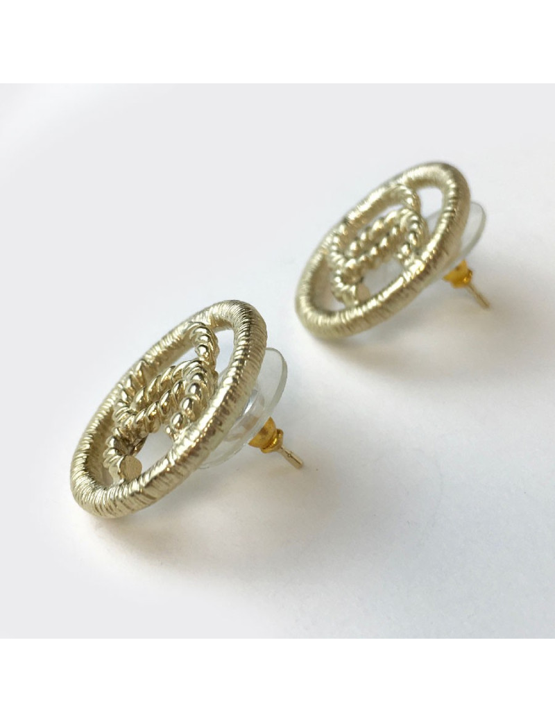 Boucles d'oreille clous CC CHANEL en métal doré