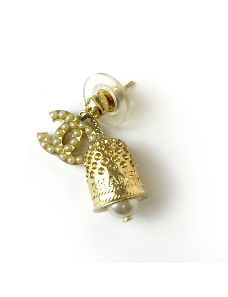 Boucles d'oreille clous CHANEL dés à coudre