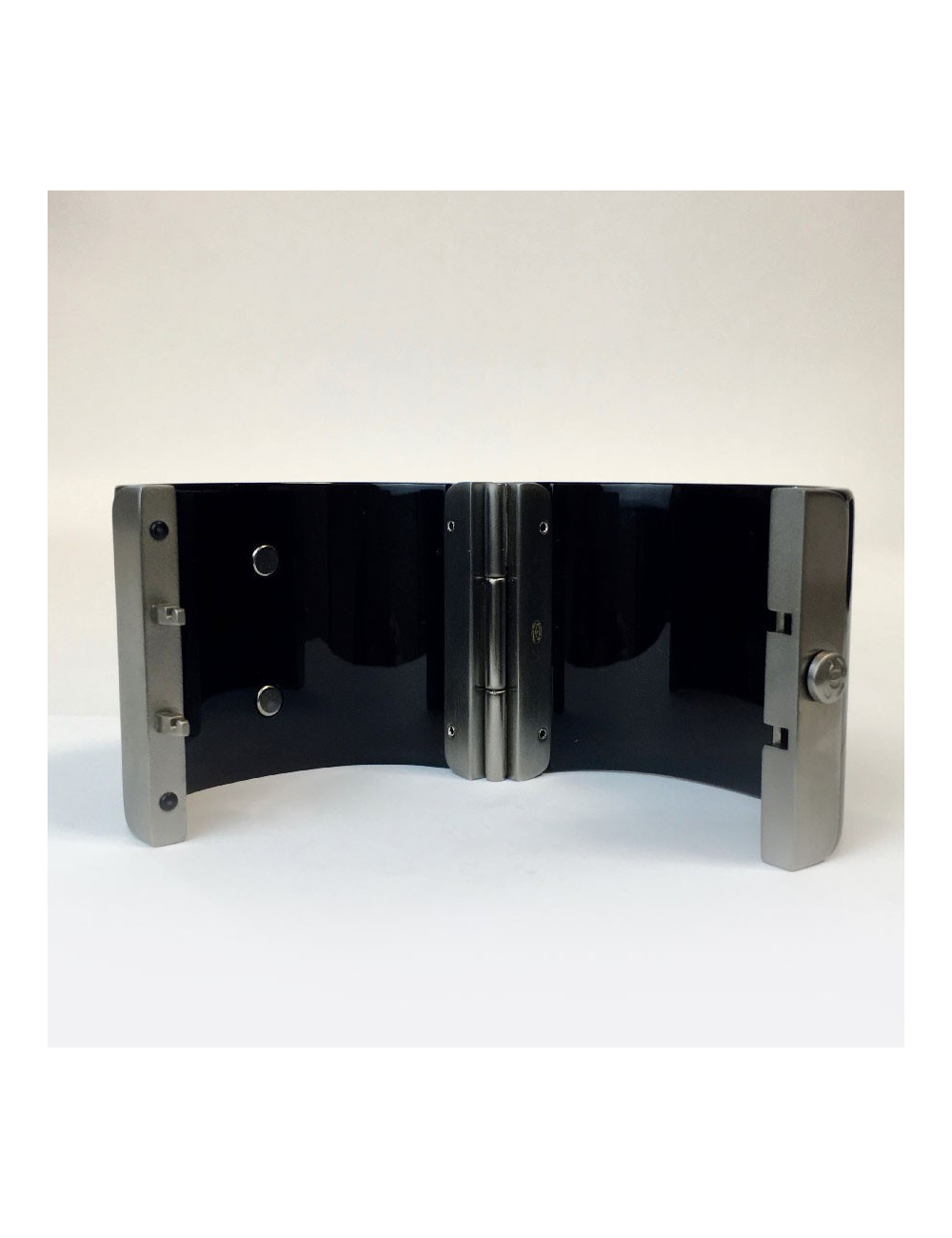 Manchette CHANEL plexi noir double C canon de fusil