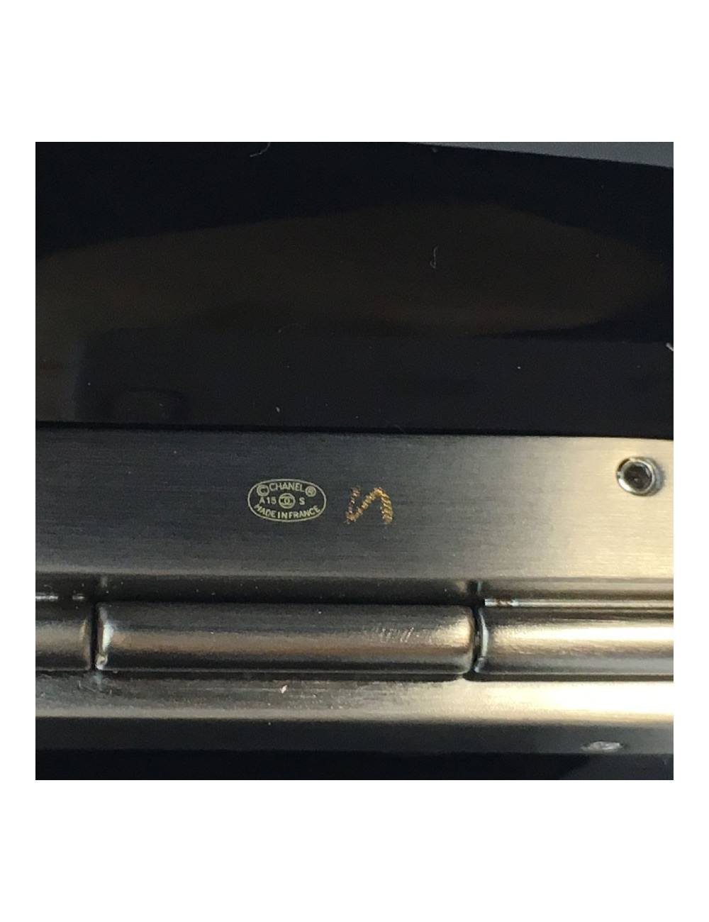 Manchette CHANEL plexi noir double C canon de fusil