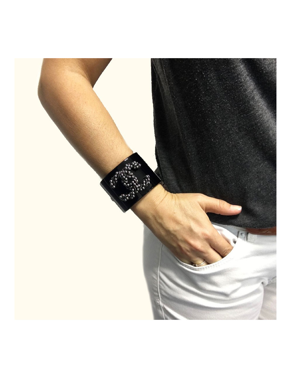 Manchette CHANEL plexi noir double C canon de fusil