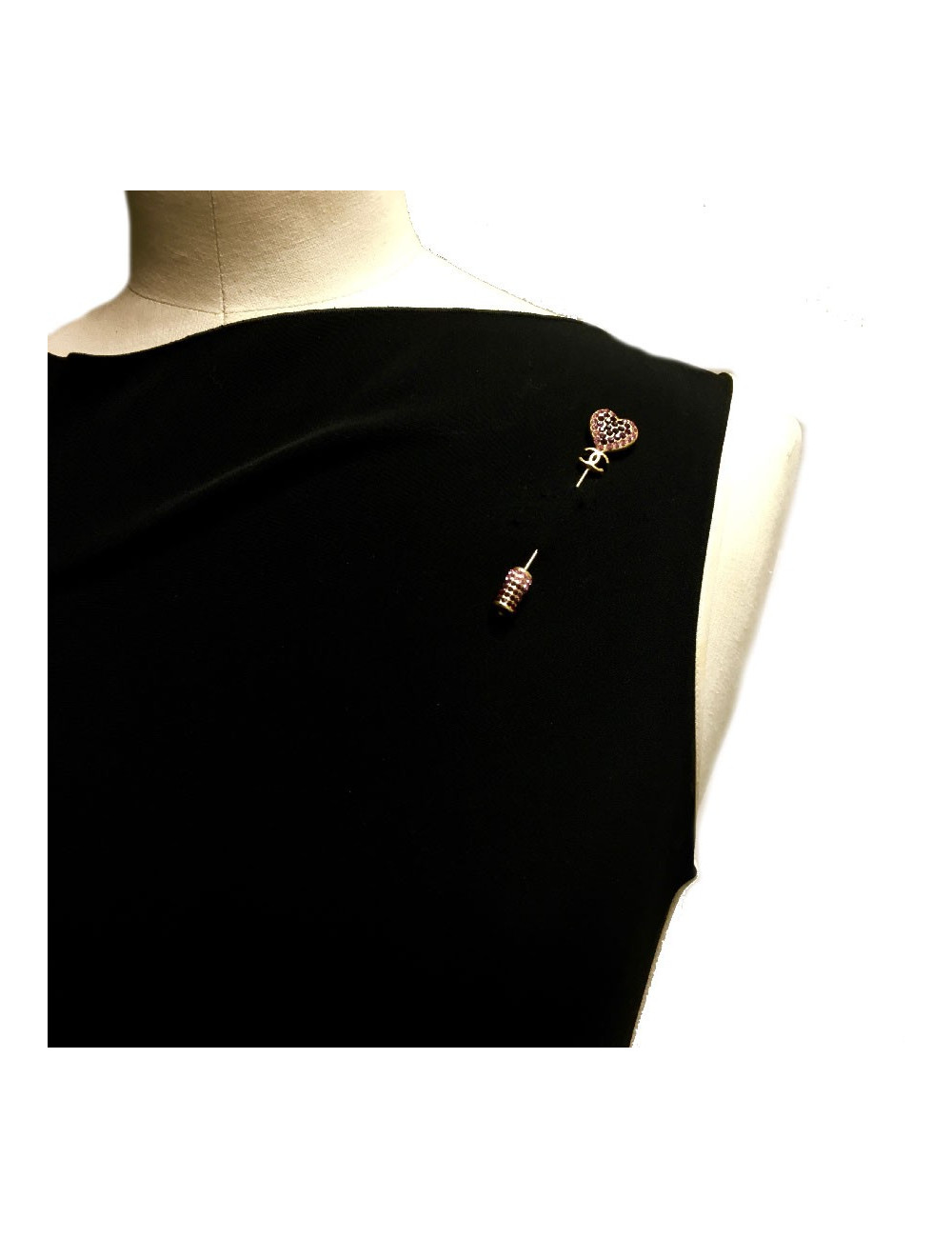 Pic CHANEL coeur avec brillants rose