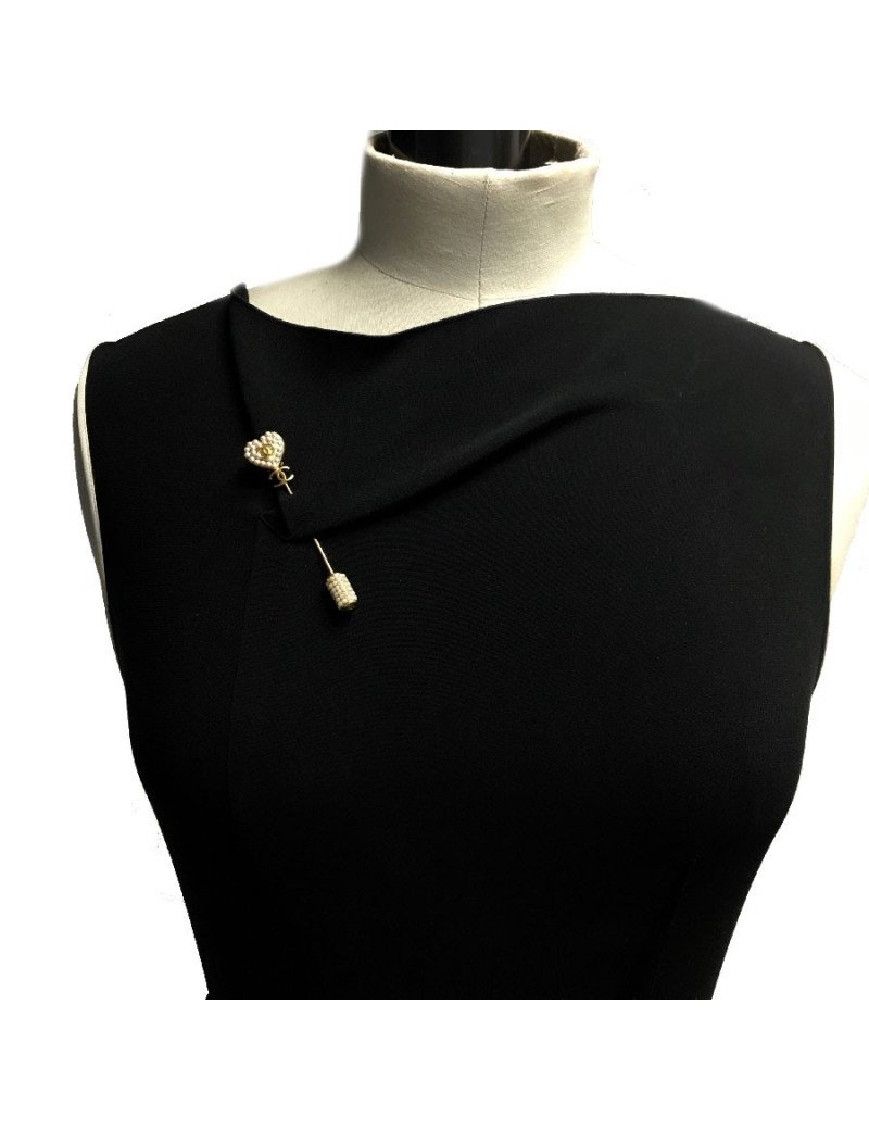 Epingle CHANEL coeur avec perles nacrées