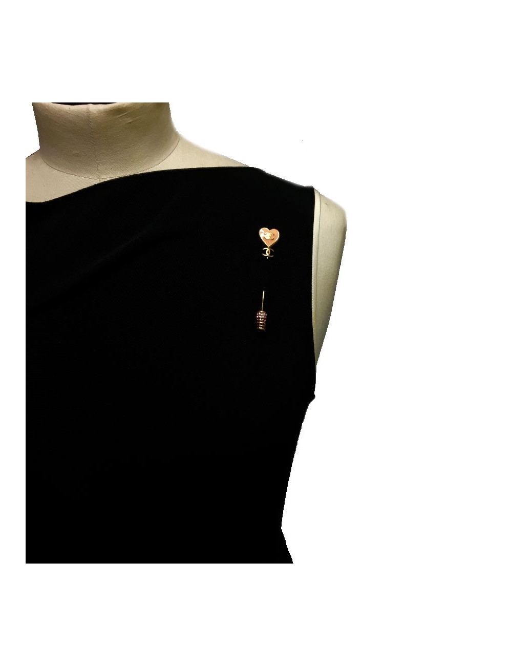 Epingle CHANEL coeurémaillé corail 