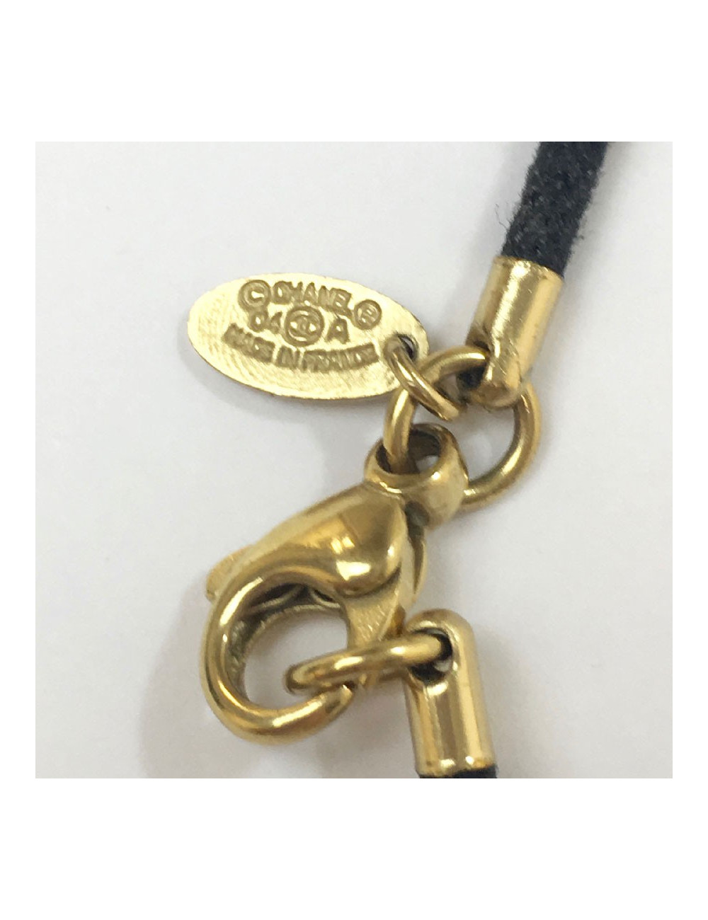Collier CHANEL breloques et cordon noir