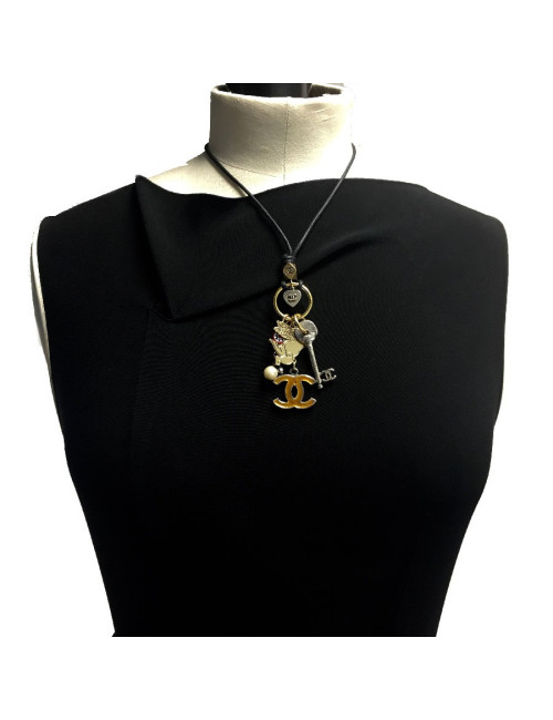Collier CHANEL breloques et cordon noir
