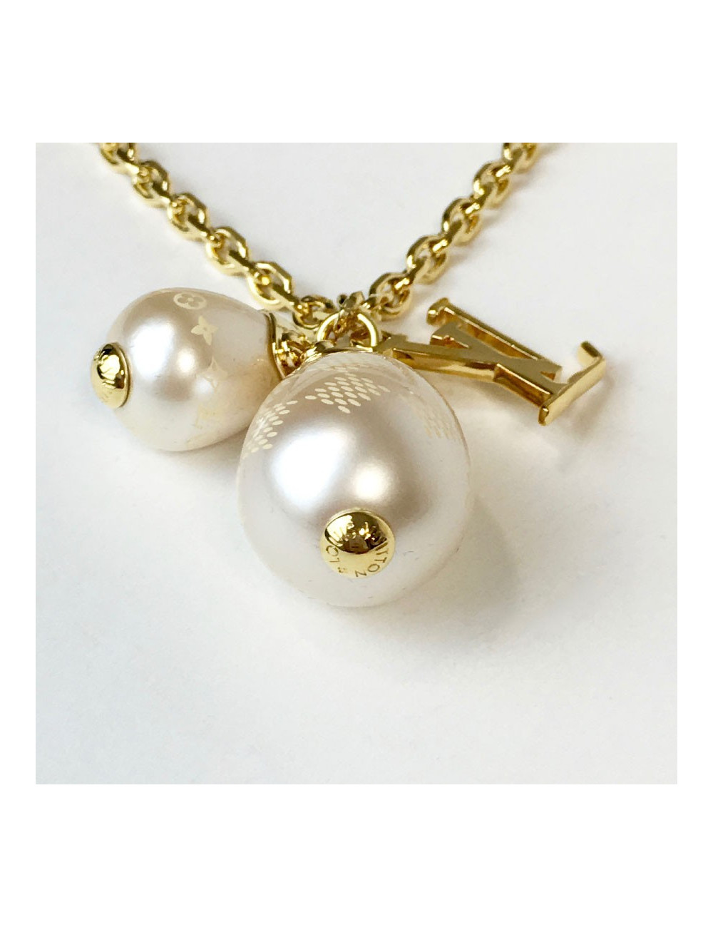 Collier LOUIS VUITTON avec une perle goutte nacrée