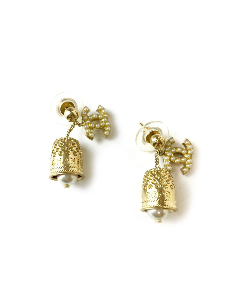 Boucles d'oreille clous CHANEL dés à coudre