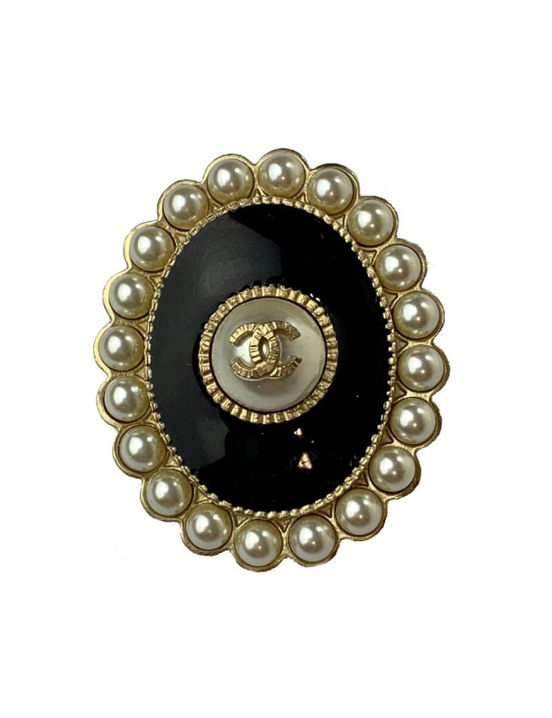Broche CHANEL ovale sertie de perles nacrées