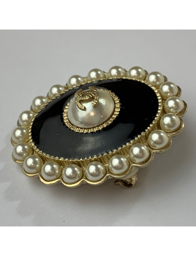 Broche CHANEL ovale sertie de perles nacrées