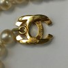 Collier CHANEL vintage perles nacrées et fermoir CC doré