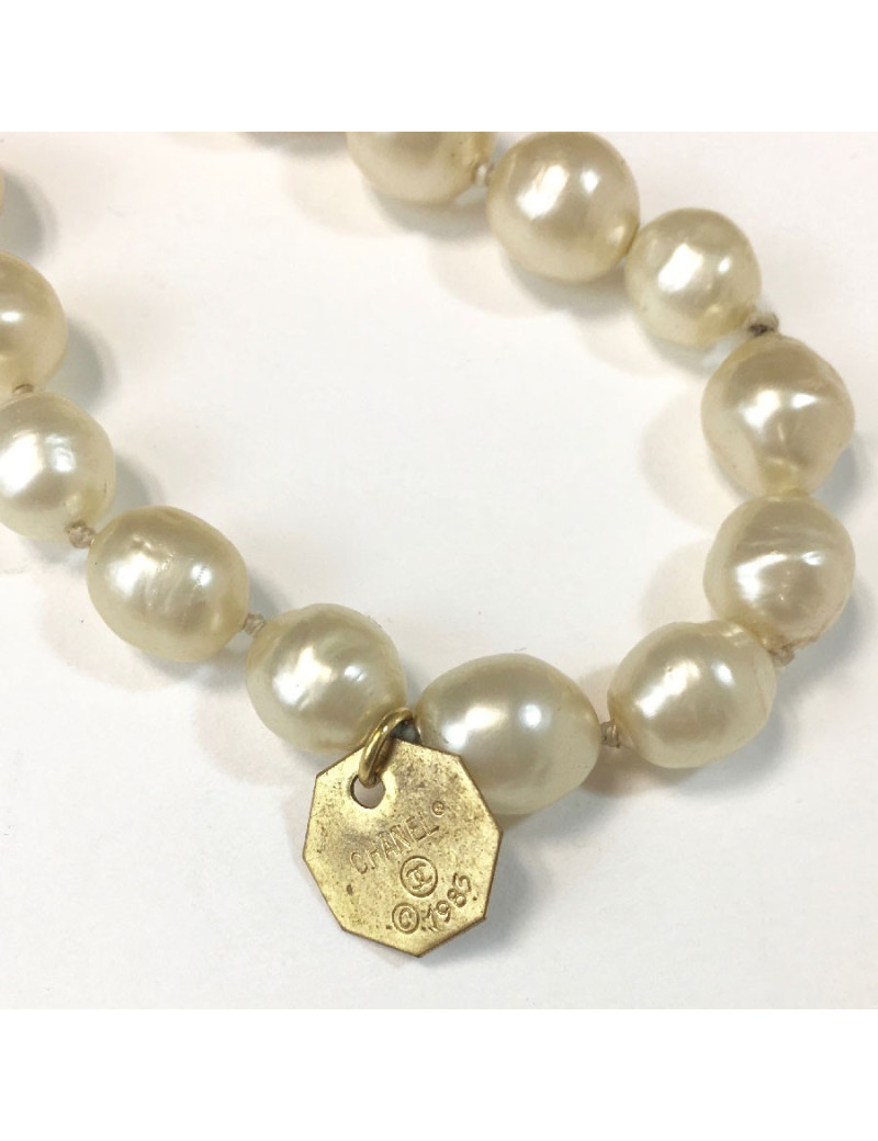 Sautoir CHANEL "1983" perles en pâte de verre nacrées