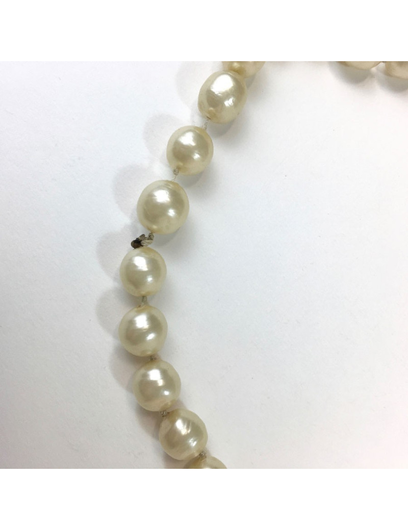 Sautoir CHANEL "1983" perles en pâte de verre nacrées