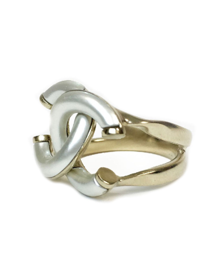 Bague CHANEL CC orpâle et nacre