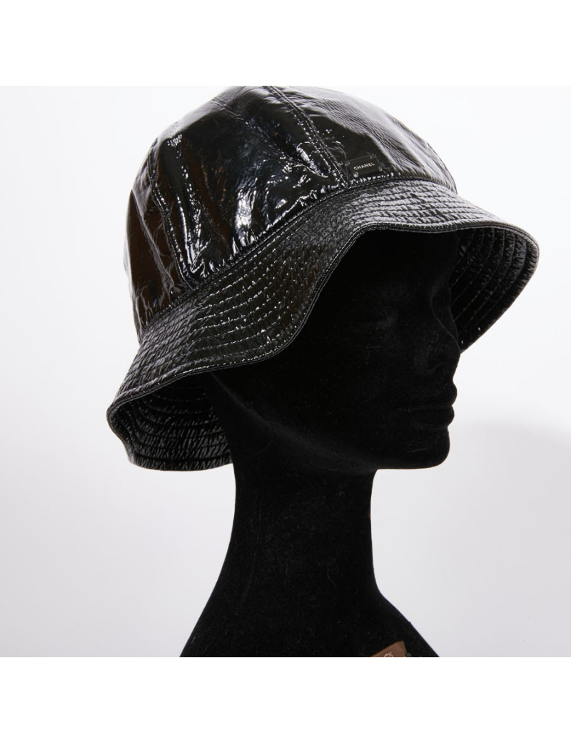 Chapeau de pluie CHANEL cuir noir verni