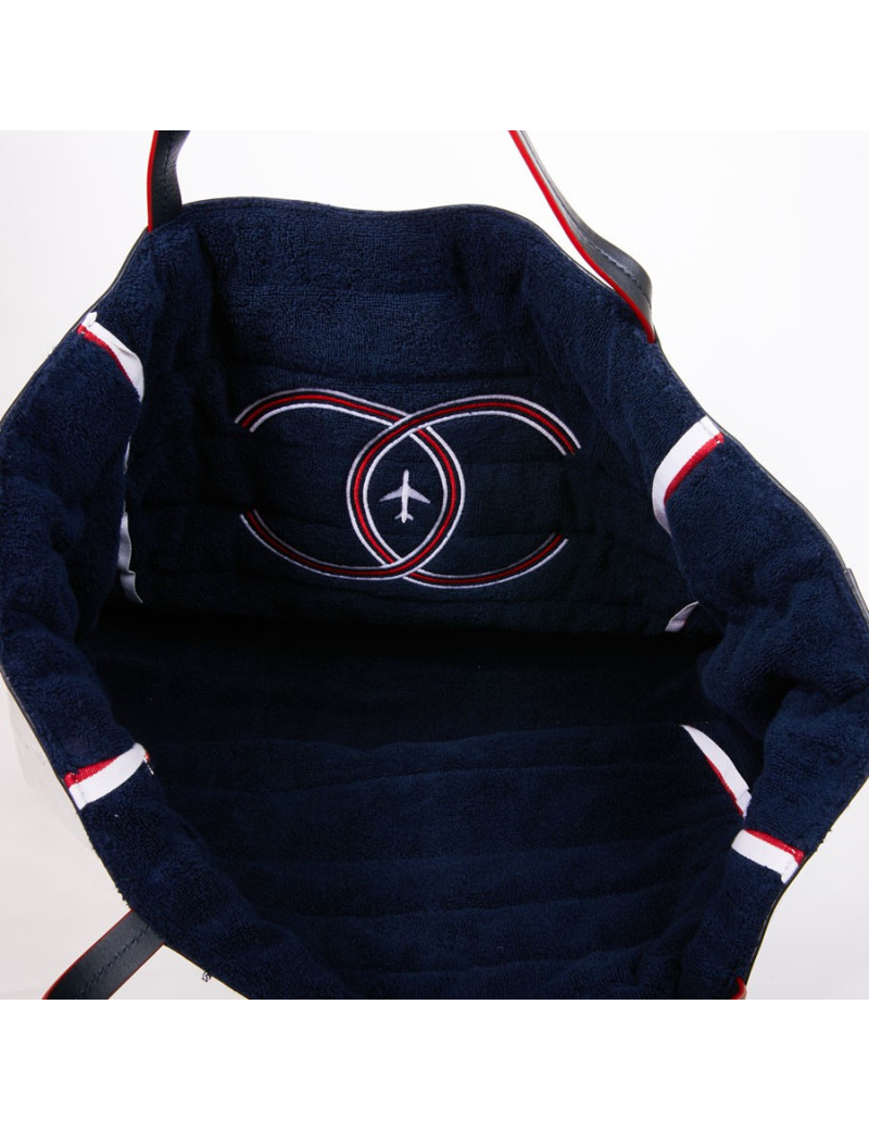 Sac CHANEL Airlines argent et sa serviette de plage bleue marine