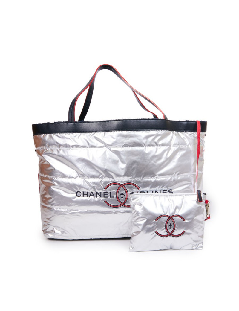 Sac CHANEL Airlines argent et sa serviette de plage bleue marine