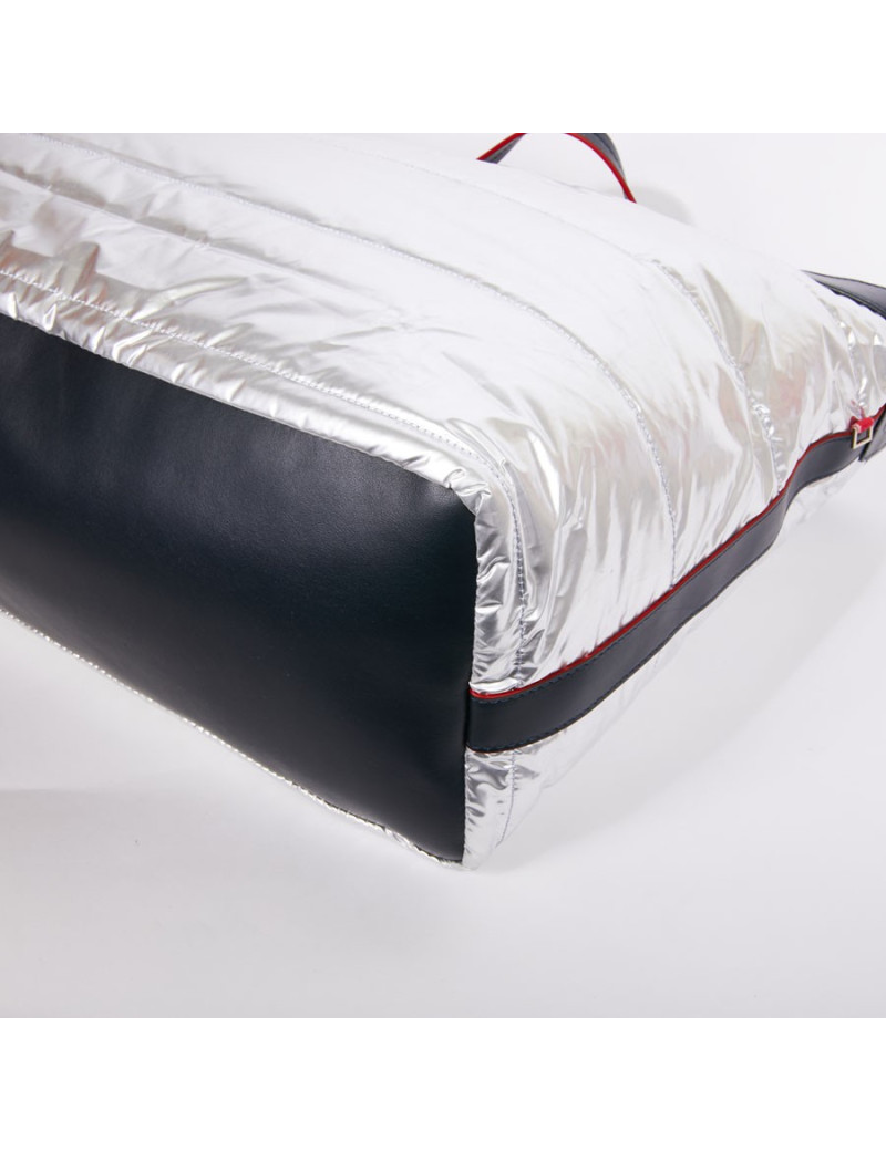 Sac CHANEL Airlines argent et sa serviette de plage bleue marine