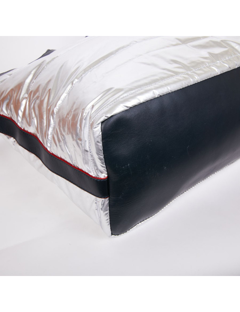 Sac CHANEL Airlines argent et sa serviette de plage bleue marine