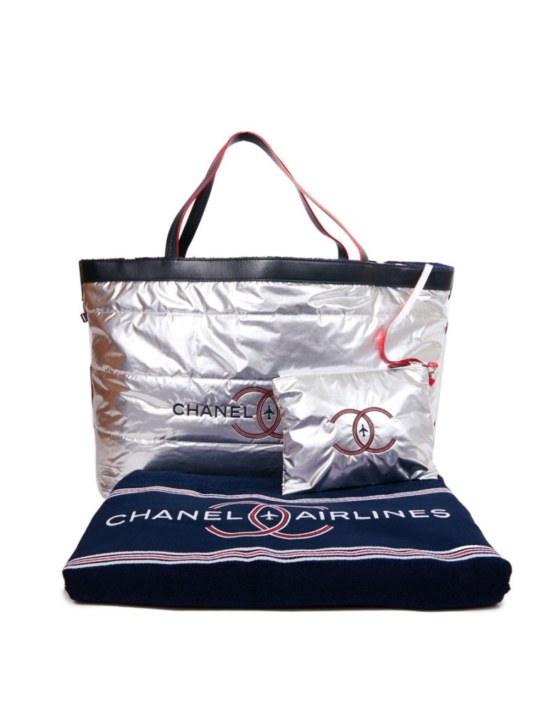 Sac CHANEL Airlines argent et sa serviette de plage bleue marine