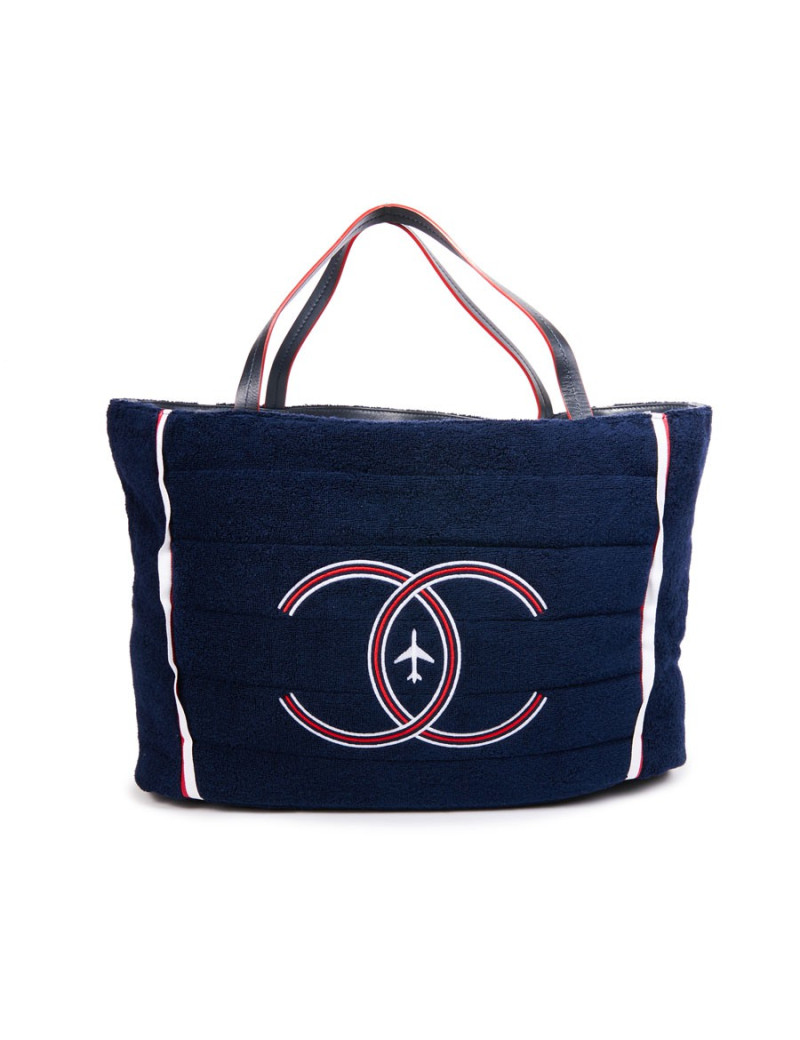 Sac CHANEL Airlines argent et sa serviette de plage bleue marine