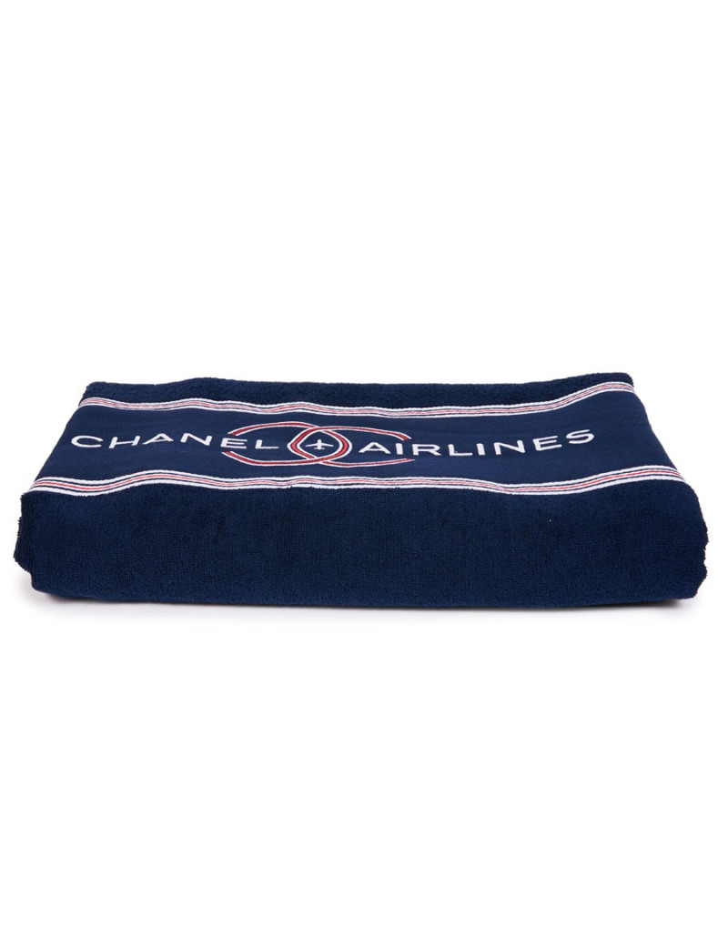 Sac CHANEL Airlines argent et sa serviette de plage bleue marine