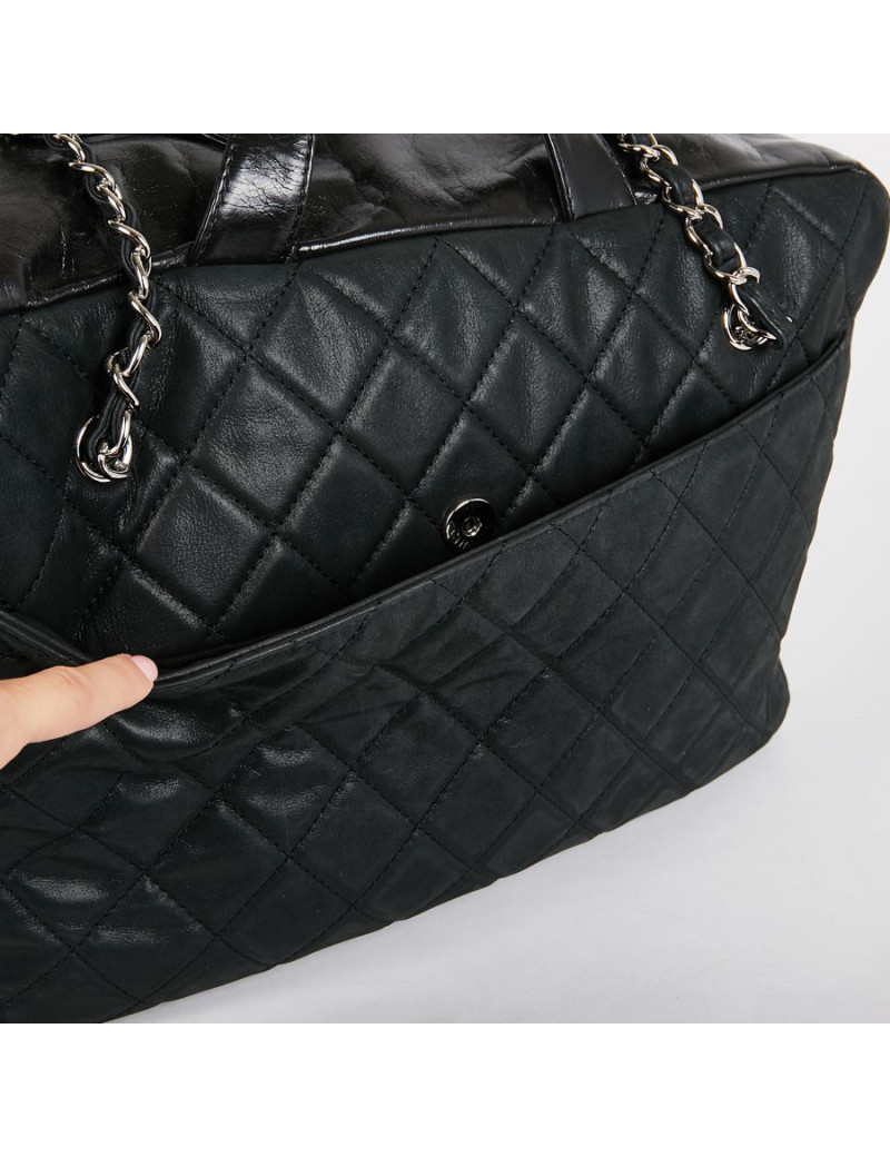 Sac cabas CHANEL cuir matelassé noir mat et cuir verni vieilli
