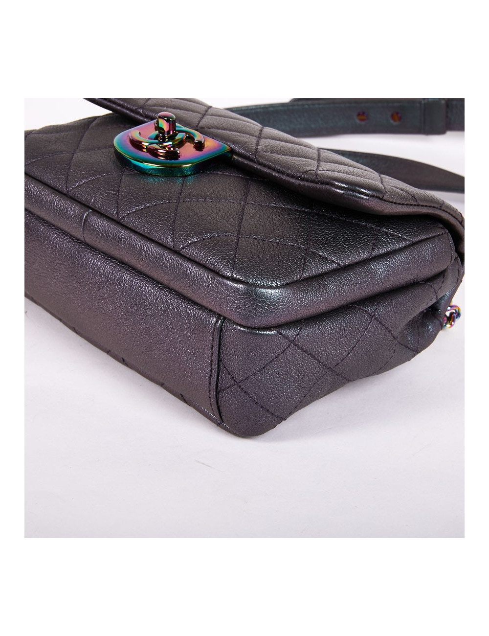 Sac CHANEL cuir de veau matelassé irisé mauve