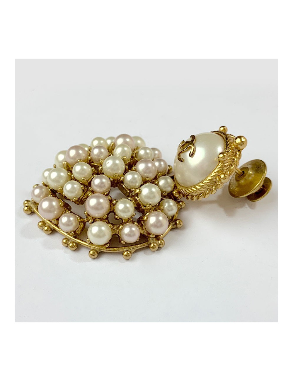 Pin's CHANEL coeur en perles nacrées