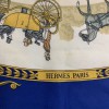 Carré HERMES "La promenade de Longchamps" soie bleue, or et beige
