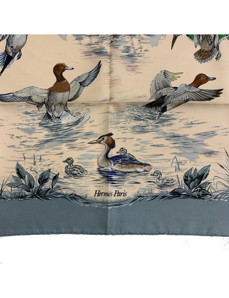 Carré HERMES Halte en Camargue en soie beige rosé et grise
