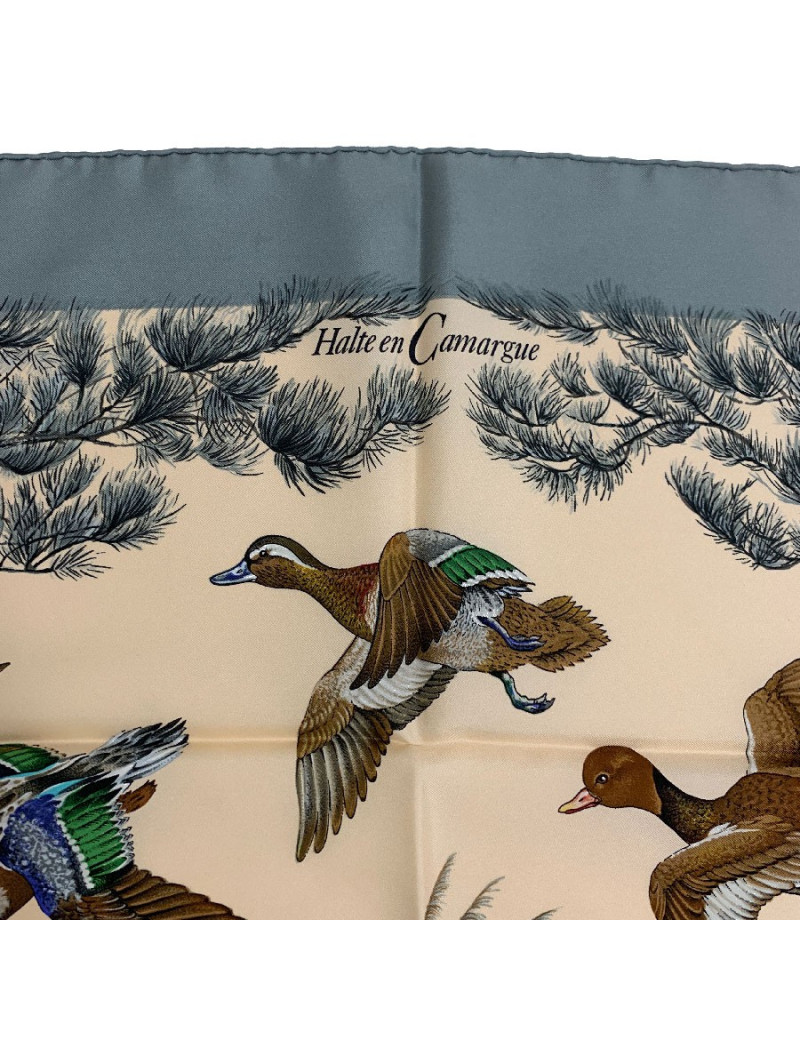 Carré HERMES Halte en Camargue en soie beige rosé et grise