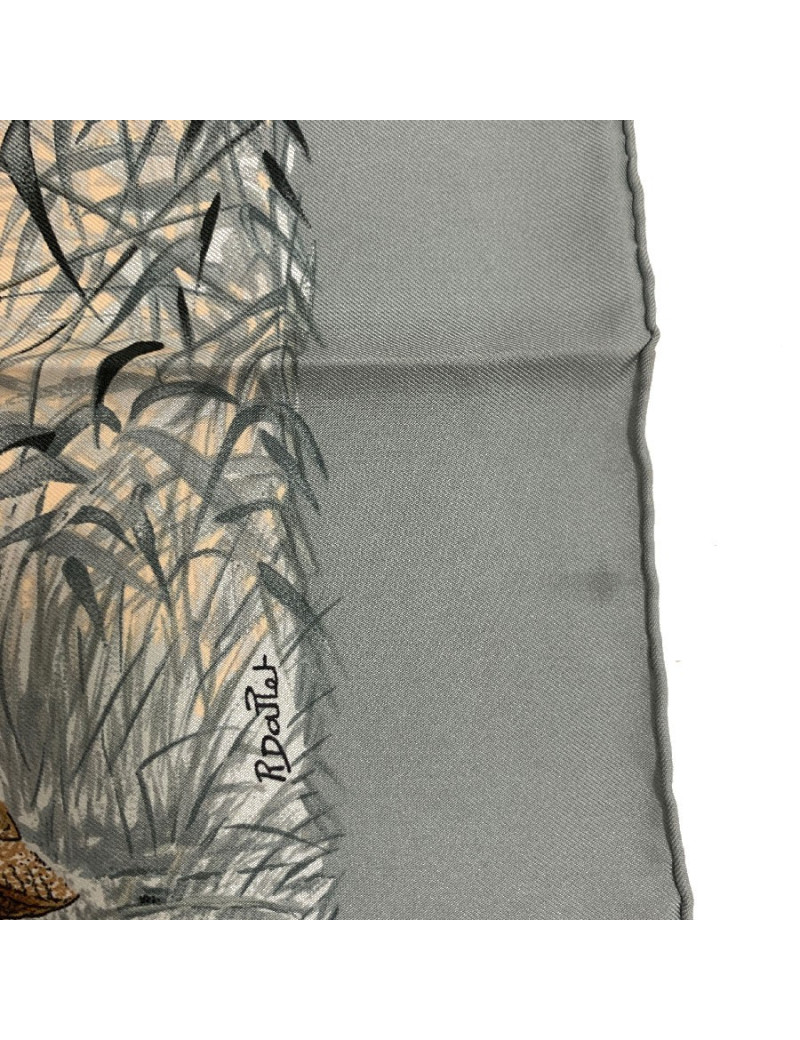 Carré HERMES Halte en Camargue en soie beige rosé et grise