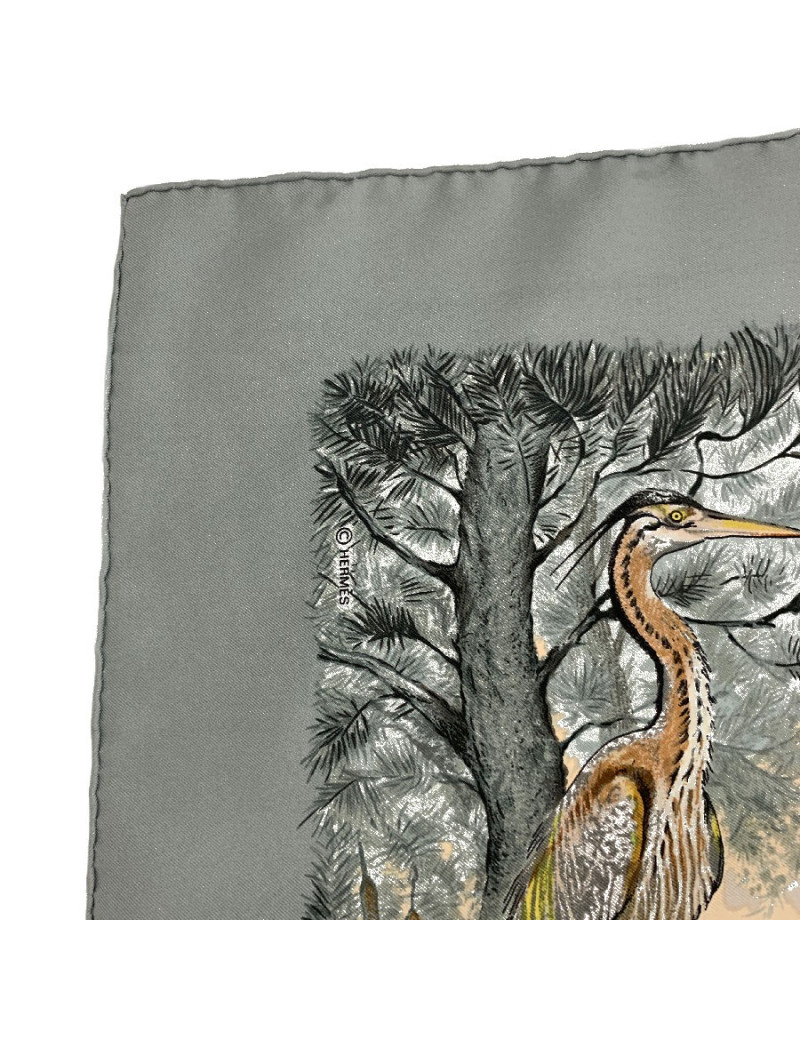 Carré HERMES Halte en Camargue en soie beige rosé et grise