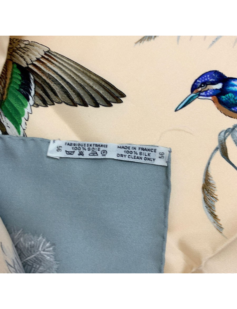 Carré HERMES Halte en Camargue en soie beige rosé et grise