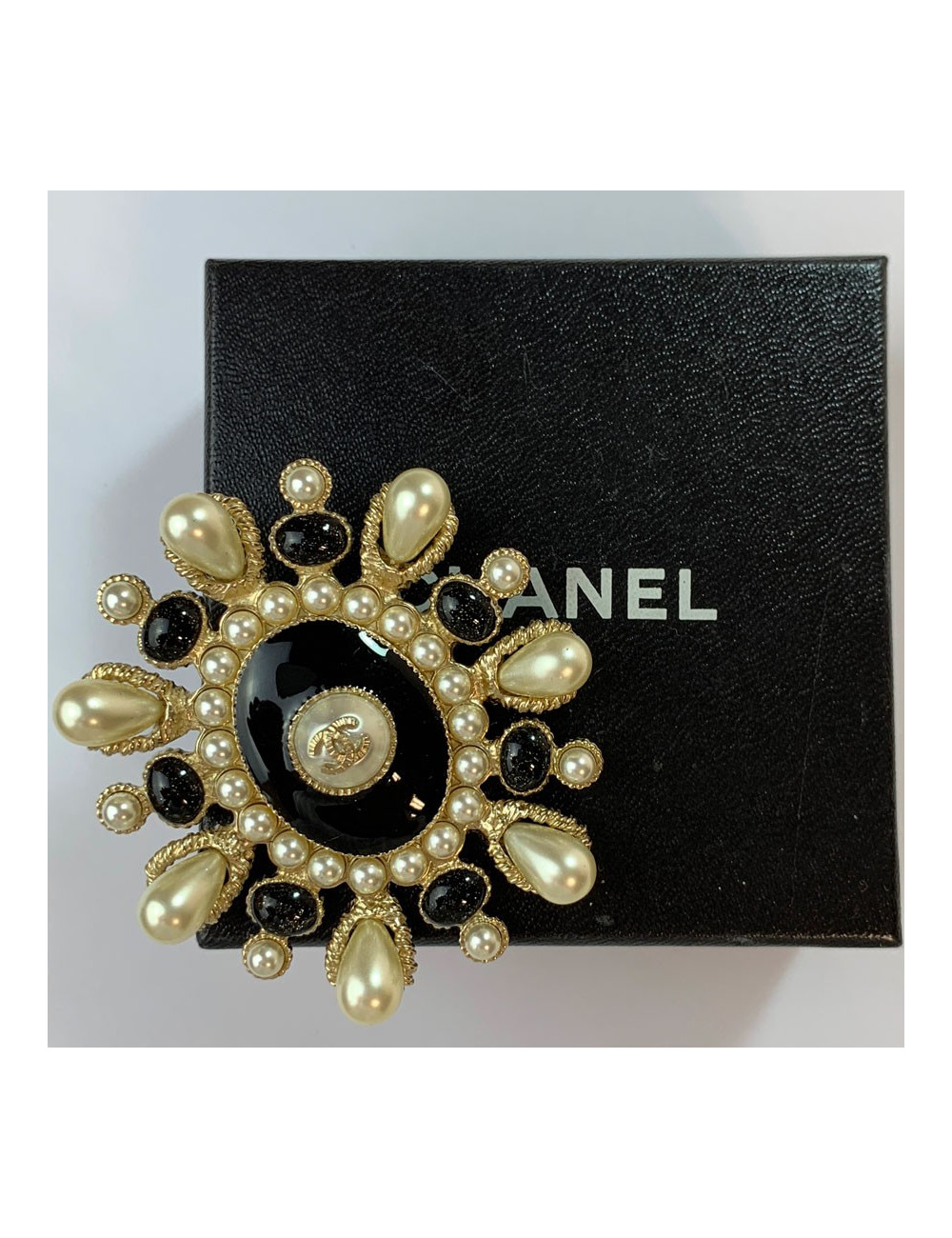 Broche CHANEL ovale en résine noire et perles nacrées