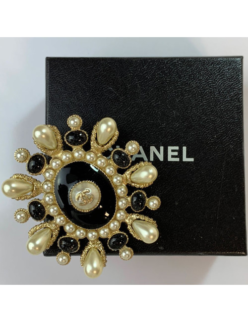 Broche CHANEL ovale en résine noire et perles nacrées