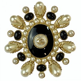 Broche CHANEL ovale en résine noire et perles nacrées