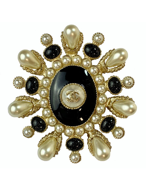Broche CHANEL ovale en résine noire et perles nacrées