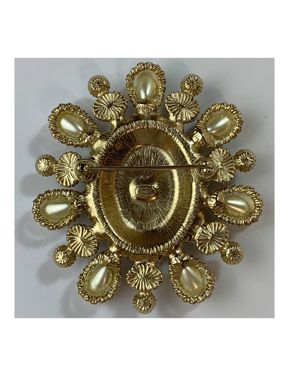 Broche CHANEL ovale en résine noire et perles nacrées