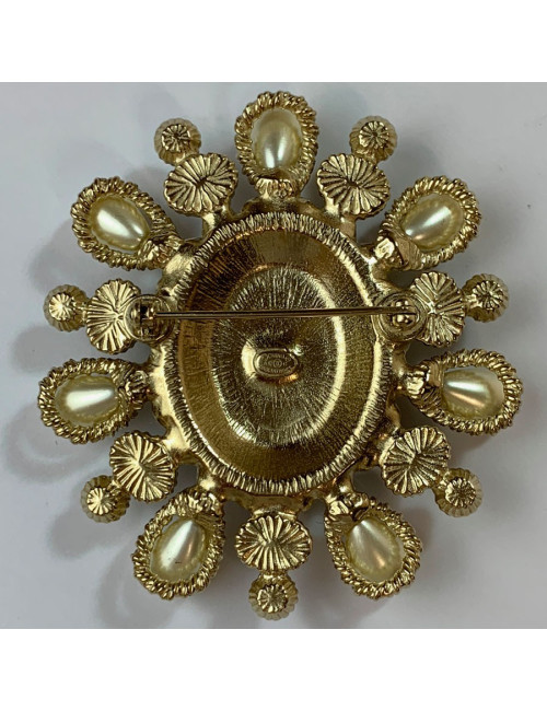 Broche CHANEL ovale en résine noire et perles nacrées